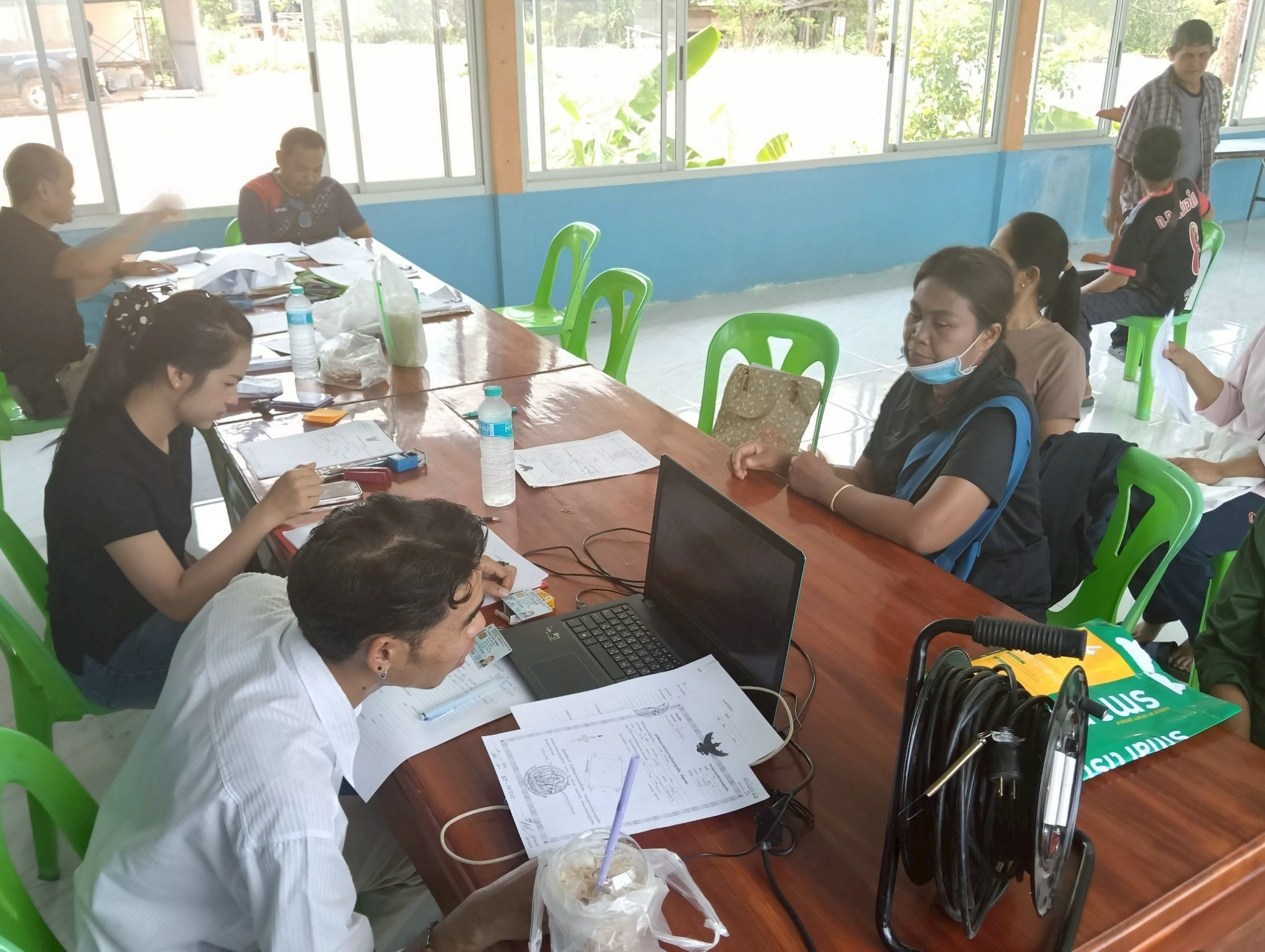 title - วันที่ 2 เมษายน 2569 นายวิทูล ประดิษฐ์บุญ ปฏิรูปที่ดินจังหวัดปราจีนบุรี มอบหมายให้ นายลิขิต ผันผ่อน ผู้อำนวยการกลุ่มกฎหมาย พร้อมด้วย เจ้าหน้าที่ ส.ป.ก.ปราจีนบุรี ลงพื้นที่ออกศูนย์บริการเคลื่อนที่ “Mobile Unit”  ยื่นคำร้องทั่วไปและปรึกษาข้อกฎหมายที่เกี่ยวข้องกับการปฏิรูปที่ดิน ณ ตำบลวังท่าช้าง อำเภอกบินทร์บุรี จังหวัดปราจีนบุรี